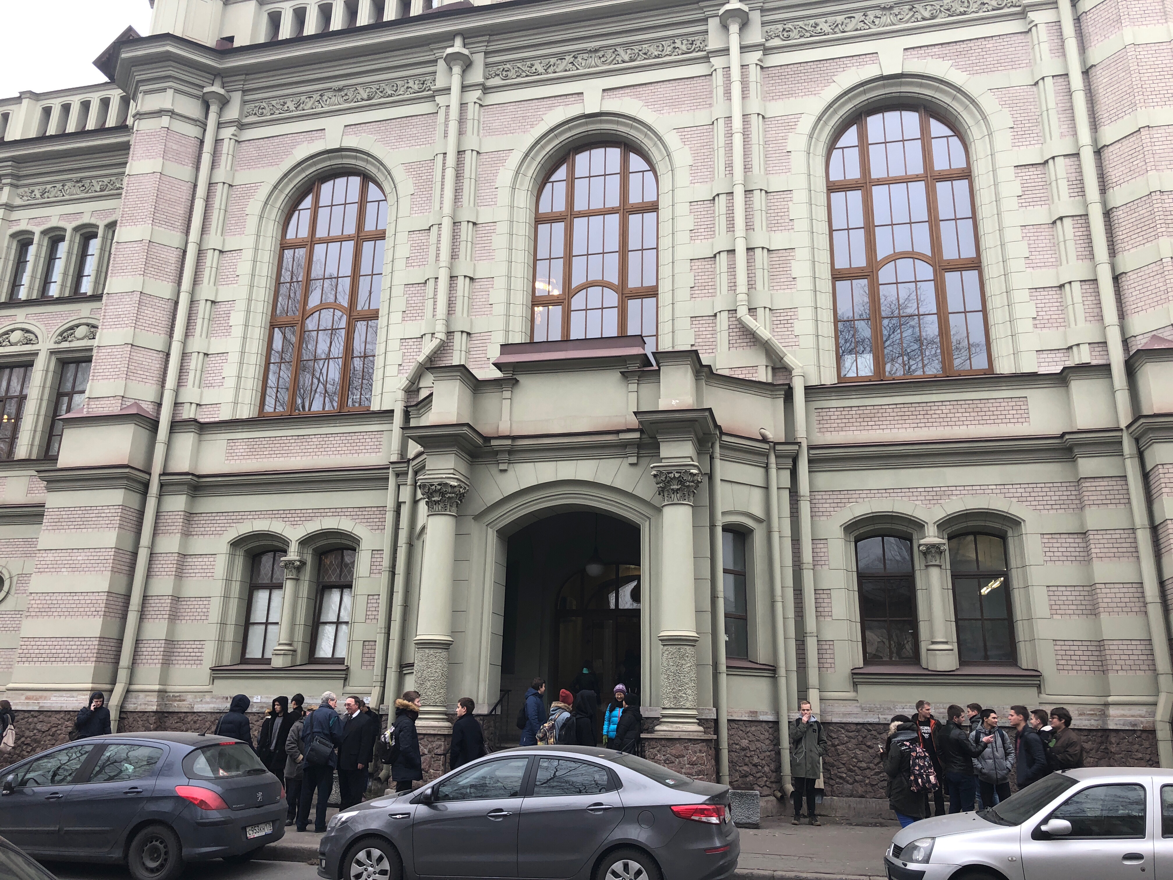 Mening sevgilimning eshagida bir sik