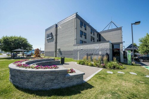 Гостиница Hotel & Suites Le Dauphin Quebec