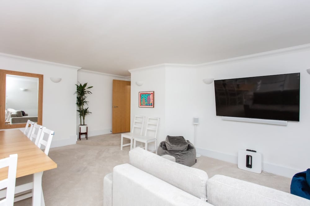 Фото Modern 2 Bedroom Apartment in the Heart of London