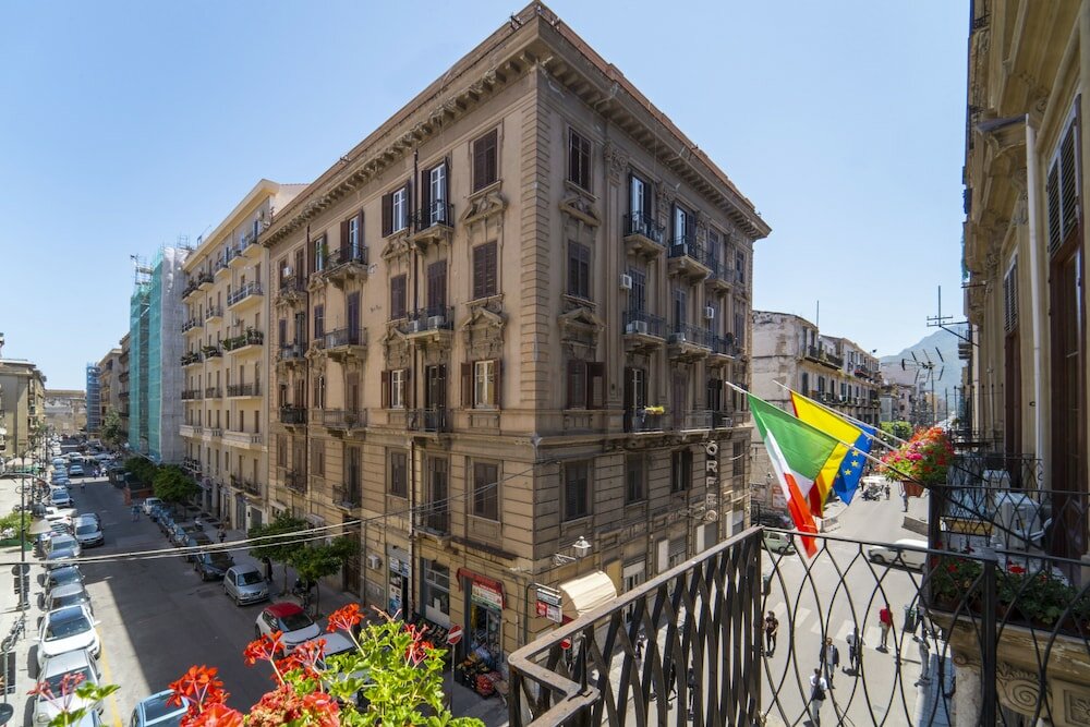 Фото отеля 1