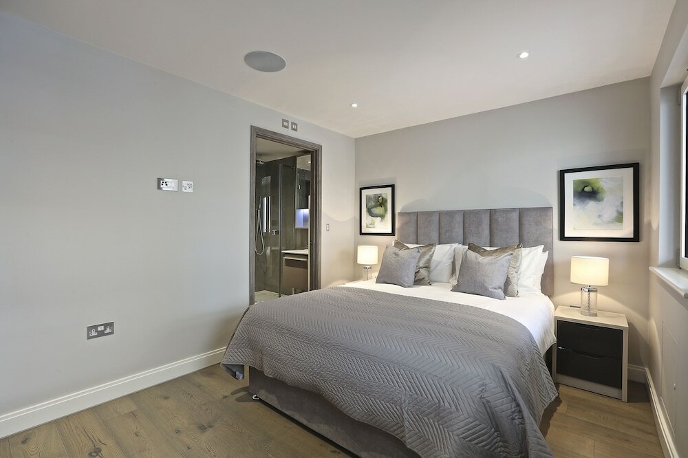 Фото Lux St James Apartment Central London with Wifi - by City Stay London
