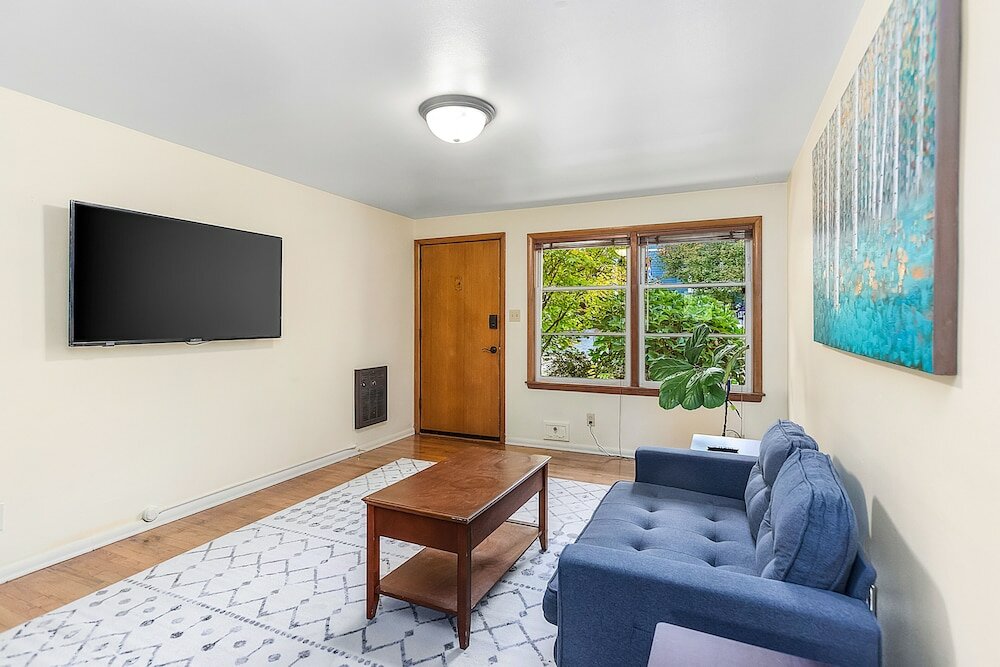 Фото Seattle's Orange Crown 87 Walkscore