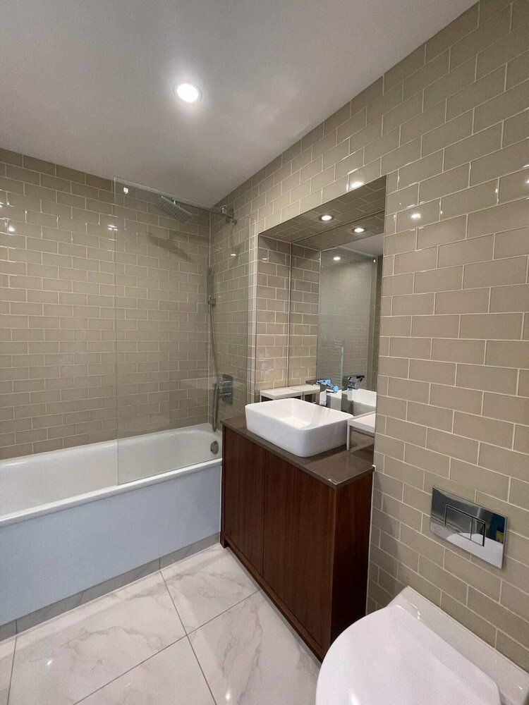 Фото Lovely Studio Flat With Pool - Canary Wharf