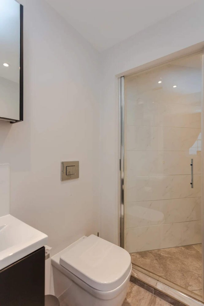 Фото Spacious and Modern Apartment in Pimlico