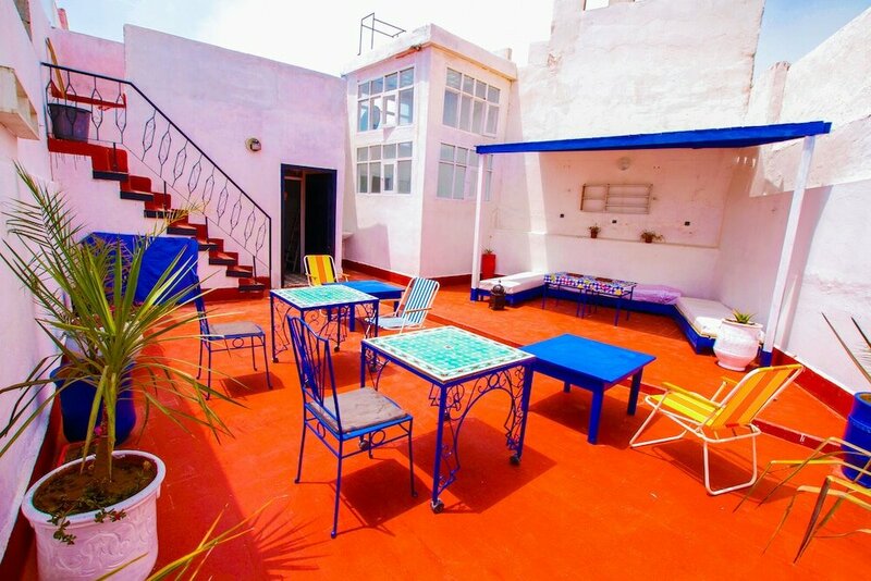 Гостиница White and Blue - Hostel в Эс-Сувейре