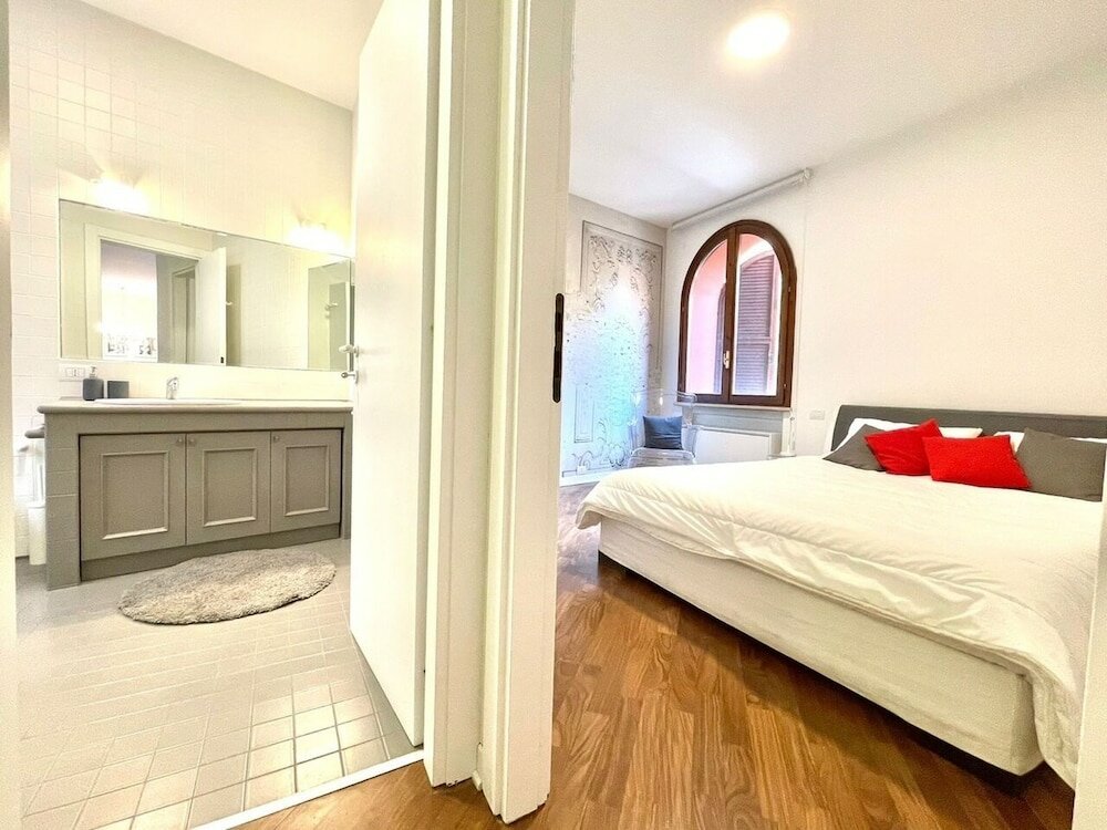 Фото Large modern 2-storey house in the heart of Verona