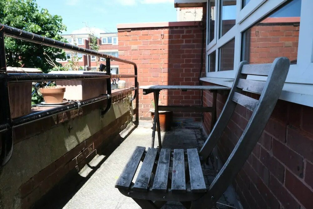 Фото Spacious 3 Bedroom Apartment in Battersea With Terrace