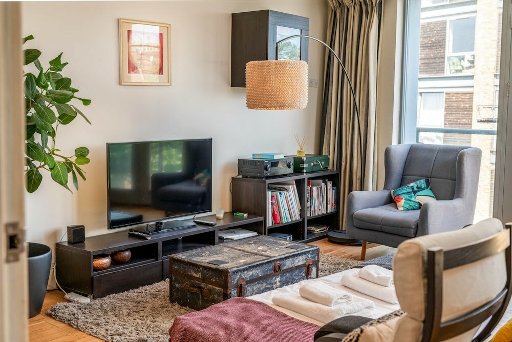 Фото Bright & Spacious Battersea Flat