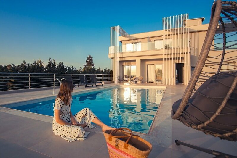 Гостиница Io Luxury Pool & Hot Tub Suites