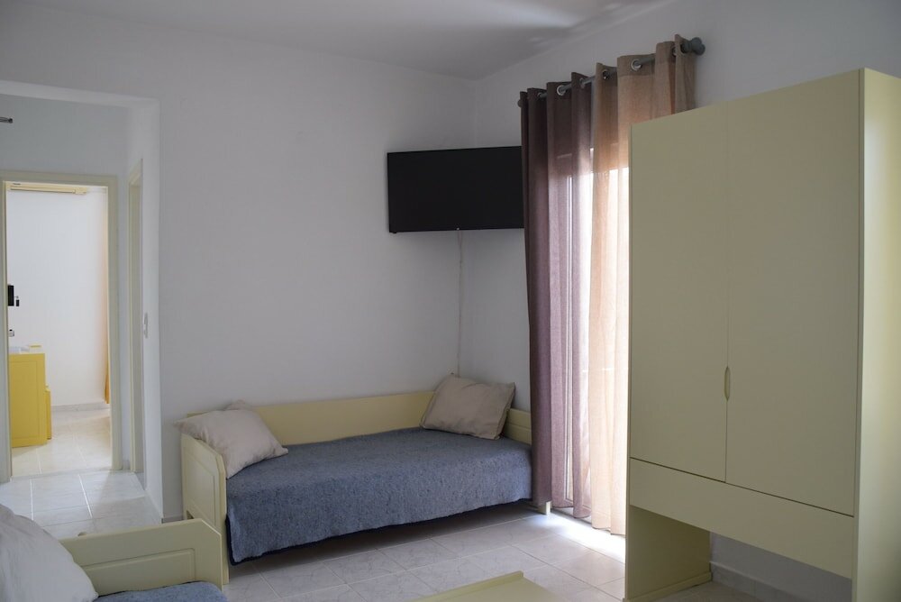 Фото Manos Beachside Apartments