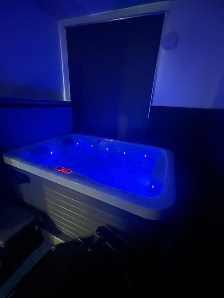 Фото London Luxury Apartments with Jacuzzi Hot tub & Sauna