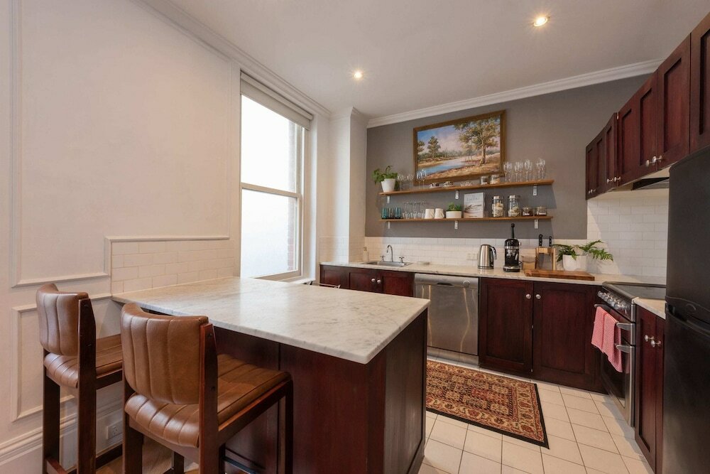 Фото Quiet 2 Bedroom Apartment in Heritage Building in the Cbd