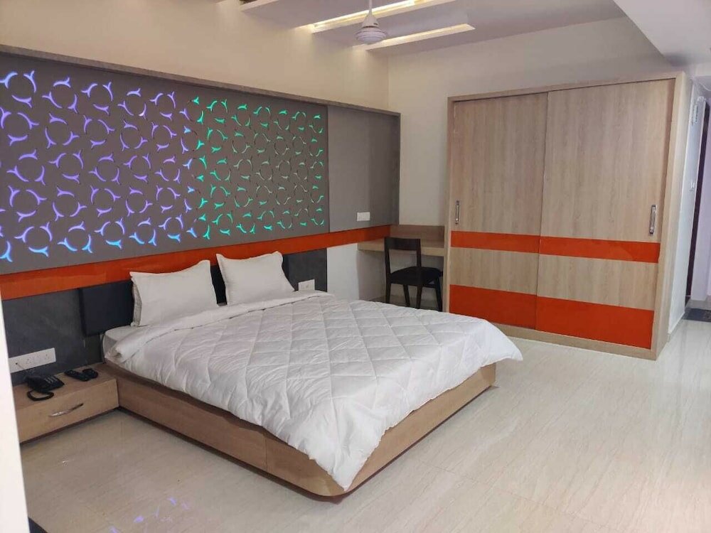 Фото Hotel The Grand Takshak