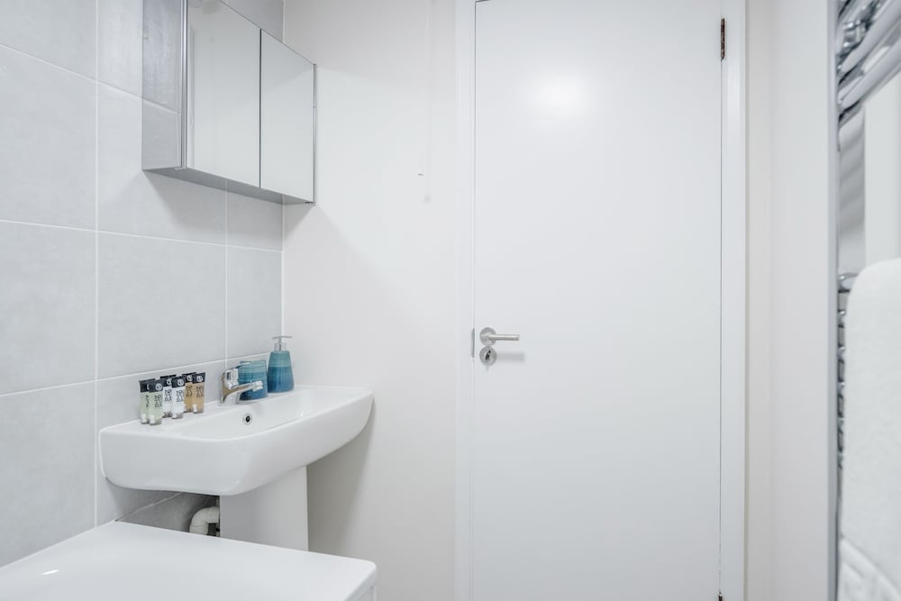 Фото Stunning 2 Bedroom Duplex Apt in Center of Camden