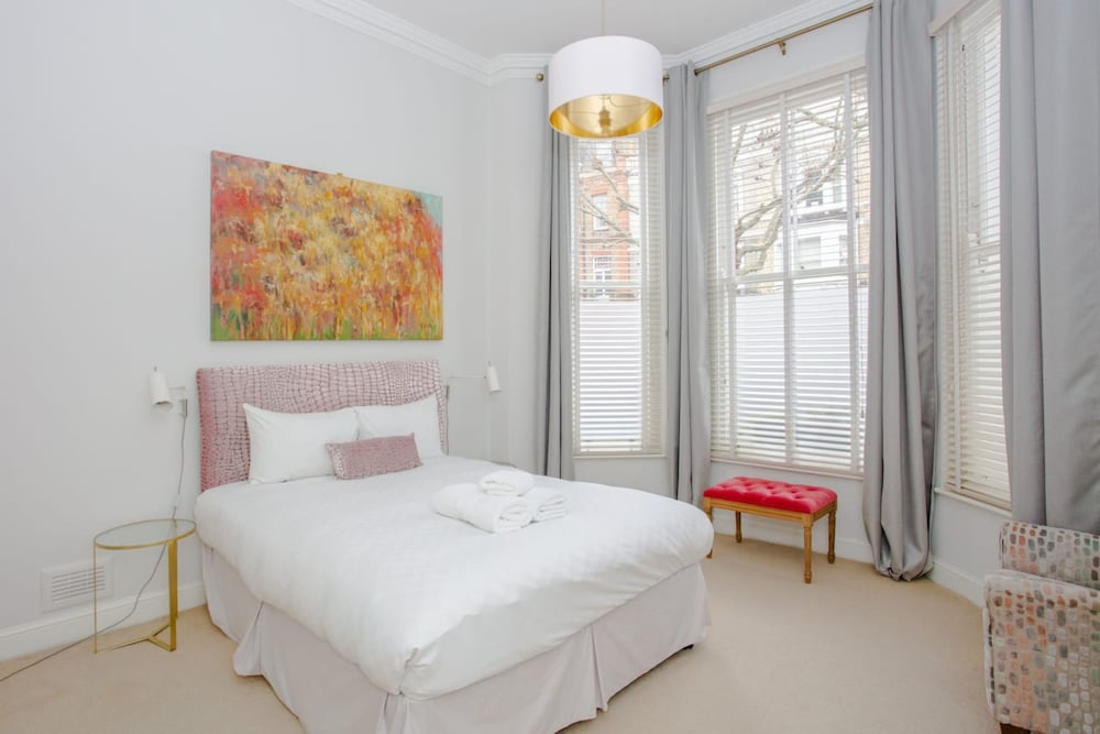 Фото Stylish 2 Bedroom Apartment in Affluent Earls Court
