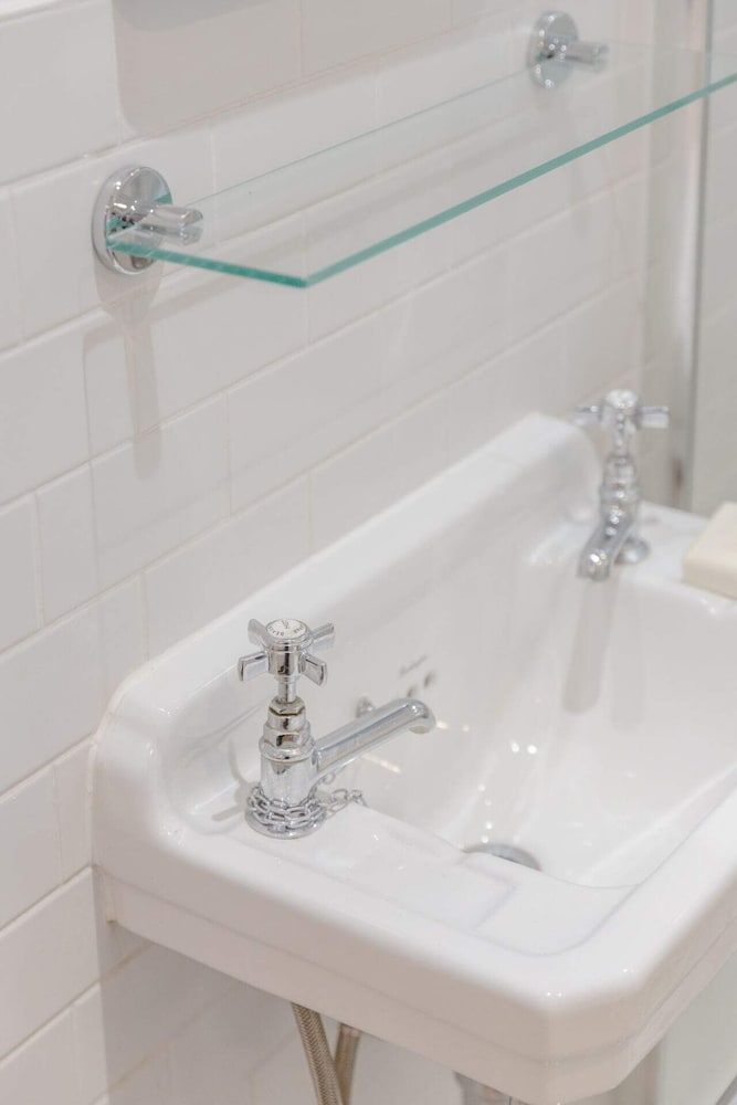 Фото Stunning 2 Bedroom Flat With a Garden in Barnes