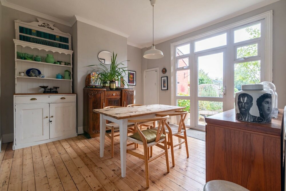 Фото Beautiful Three Bed Abode Near Dollis Hill