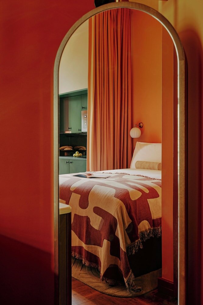 Фото Ember Locke Kensington