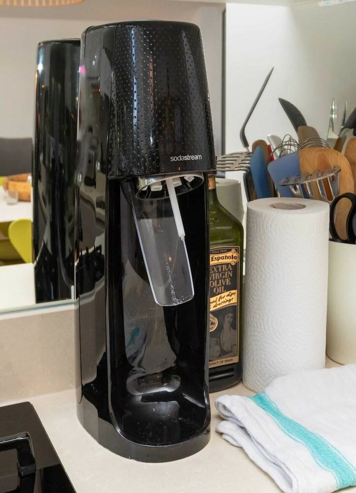 Фото Modern & Beautifully-lit 1 Bedroom Flat, Sheperd's Bush!