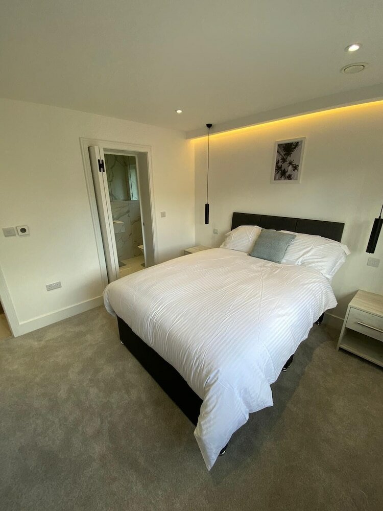 Фото Stylish 2 Bed Flat with Parking