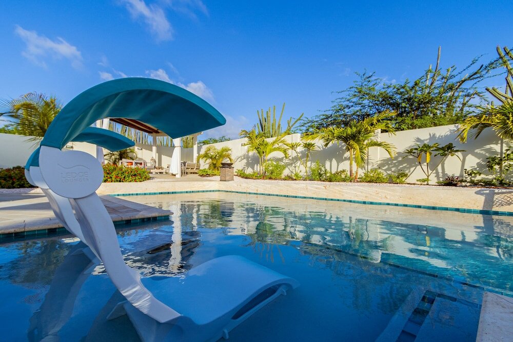 Фото New Listing Stunning Island Getaway With Pool!