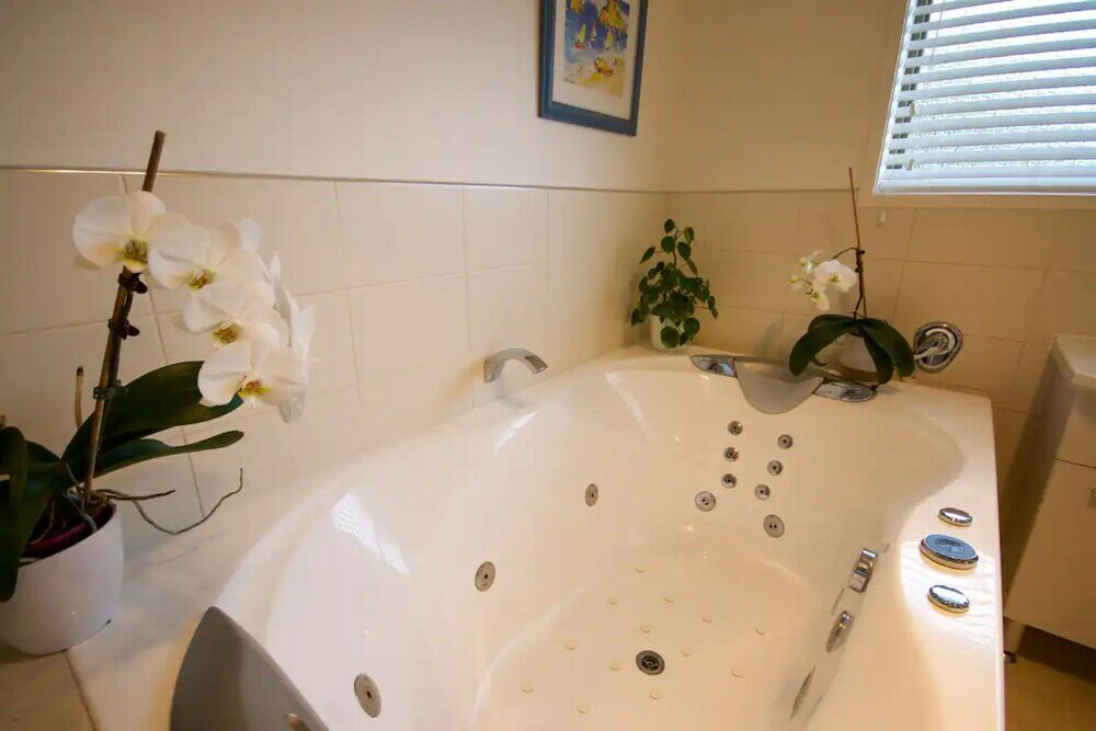 Фото Bright 2 Bedroom Home in East Auckland