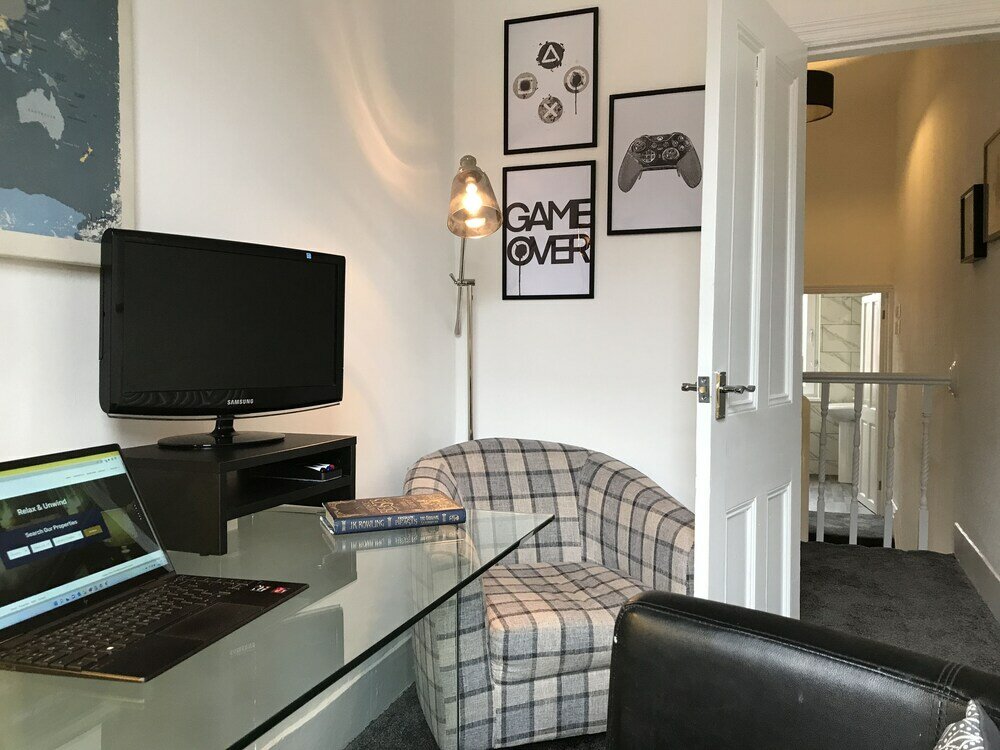 Фото Bright Spacious 3-bed With Office & Patio, Preston