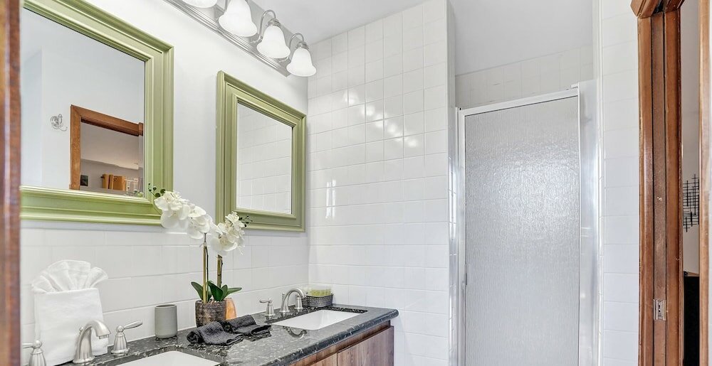 Фото Stunning Waterfront 3br with Heated Pool