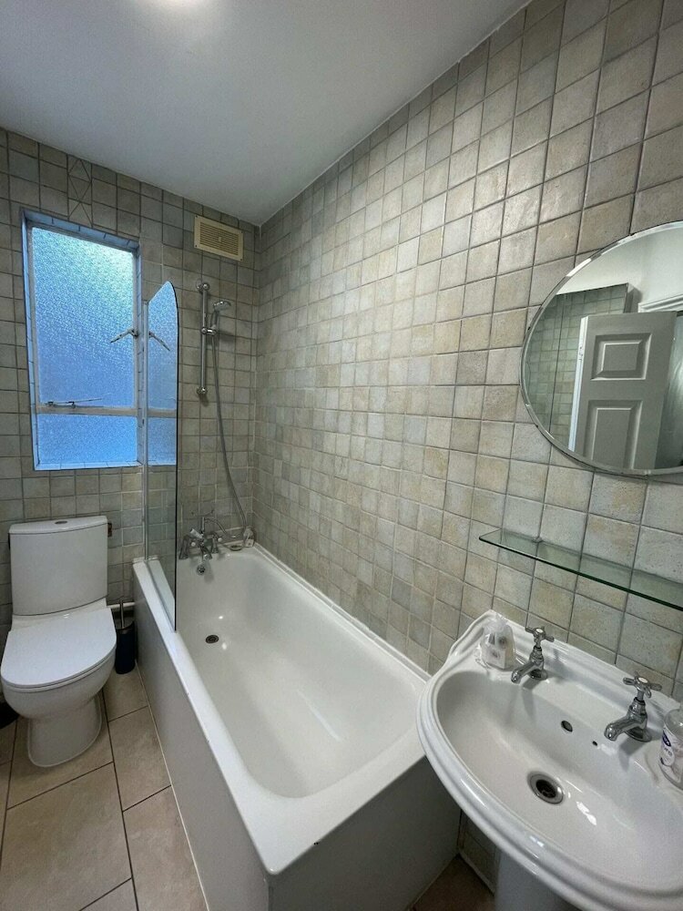 Фото Charming and Serene 2 Bedroom Flat - Sands End