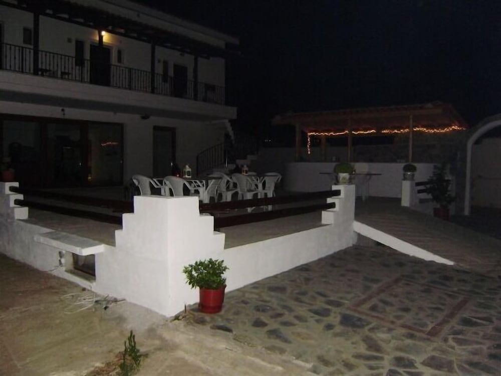 Фото Skiathos Petite Apartments