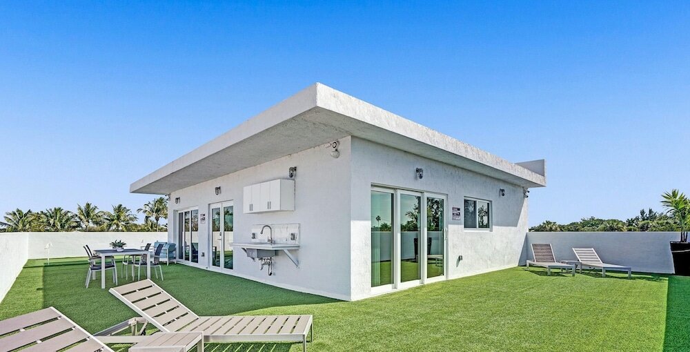 Фото 3-storey Home with Beautiful Lake View