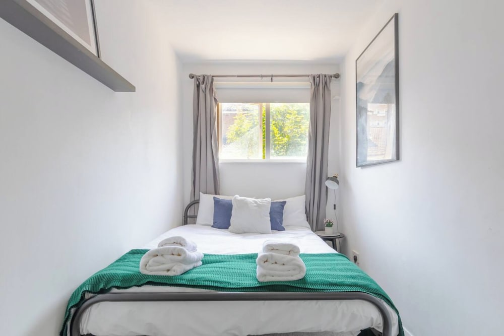 Фото Lovely 4 Bed House w Garden, 1 Stop to Waterloo