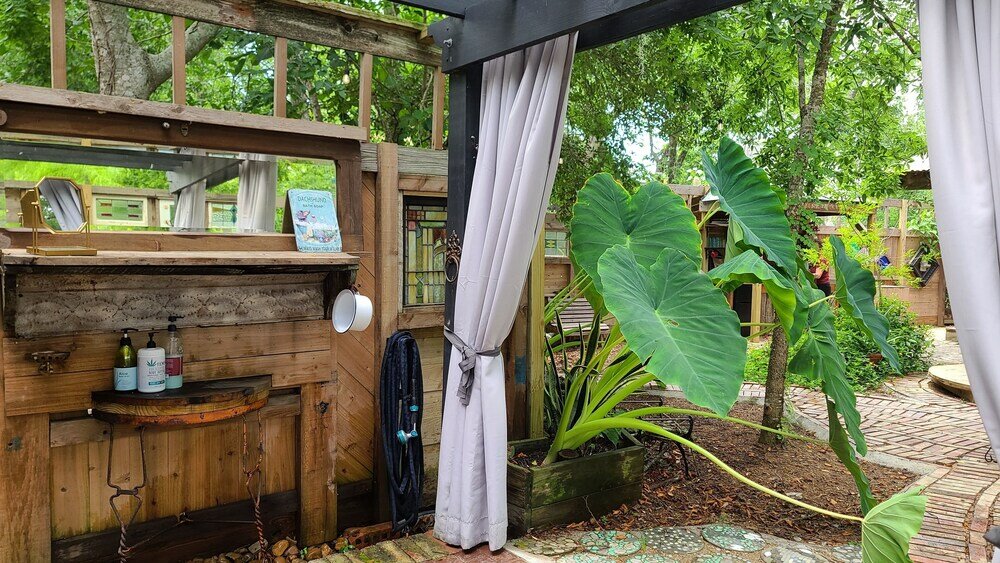 Фото Cedar Oaks Inn The Bath House