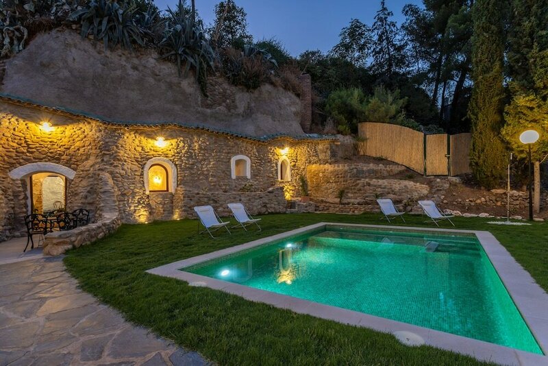 Traditional Cave House With Swimming Бассейн Near to City Center. Cueva del Cadí