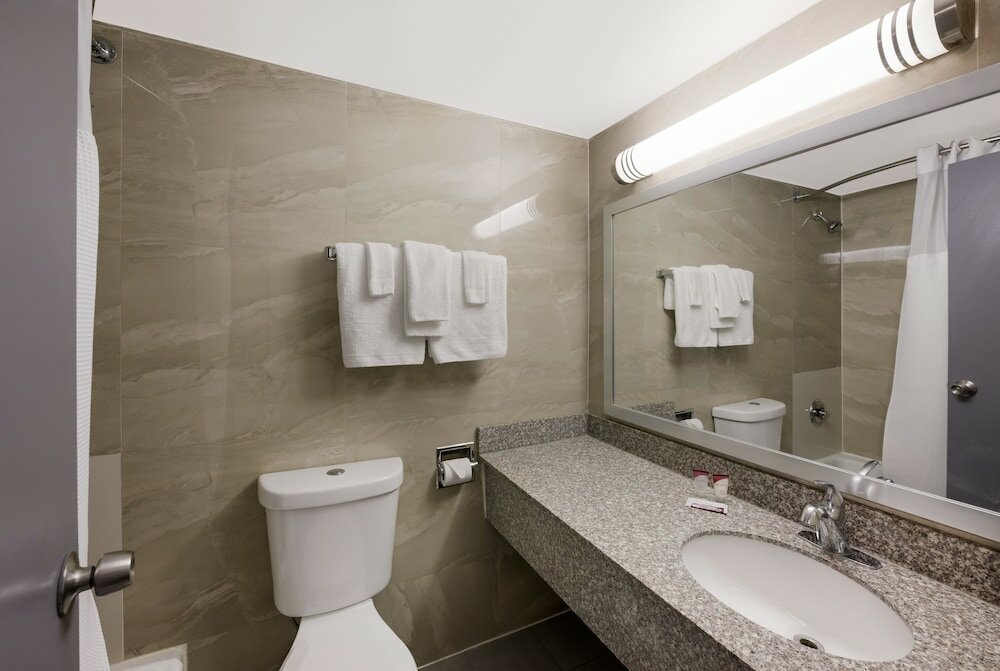 Фото Essence Express Wayne