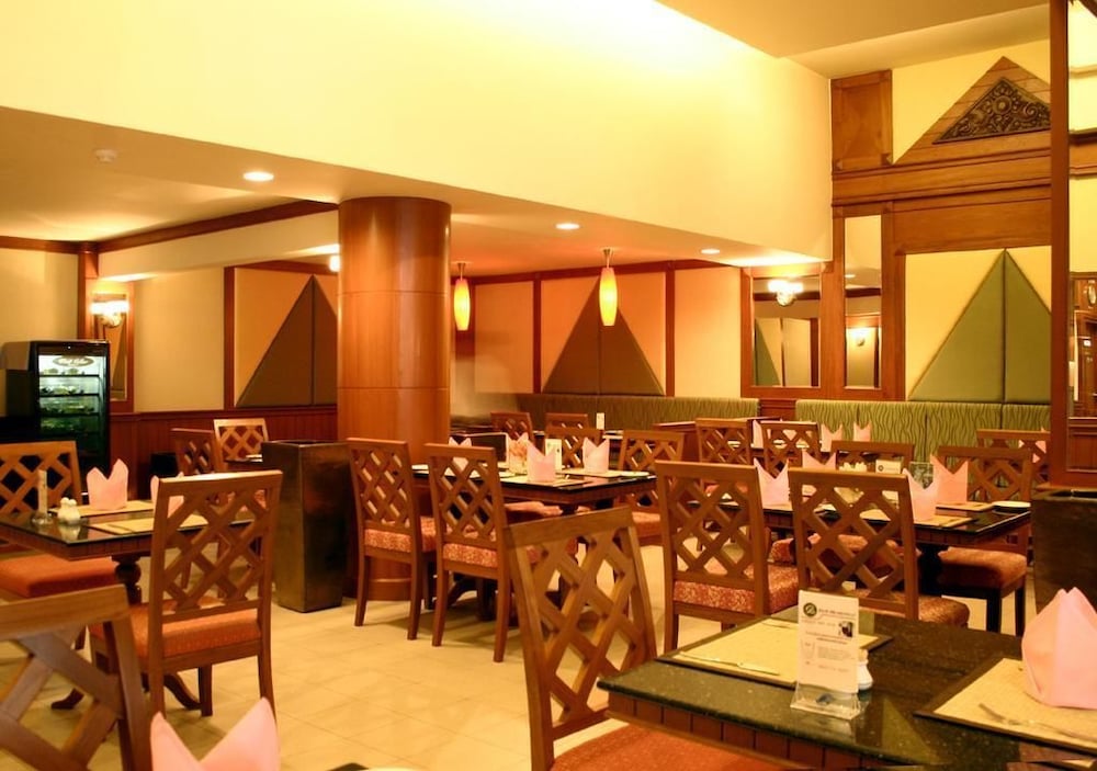 Фото Rattana Karon Beach Hotel