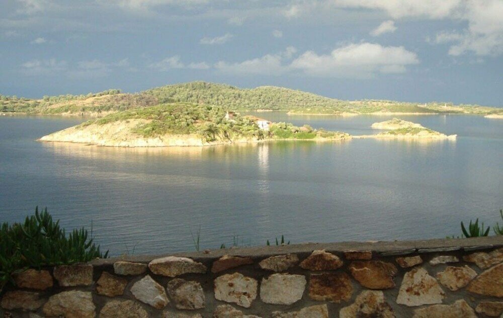 Фото Beachfront house with amazing sea view