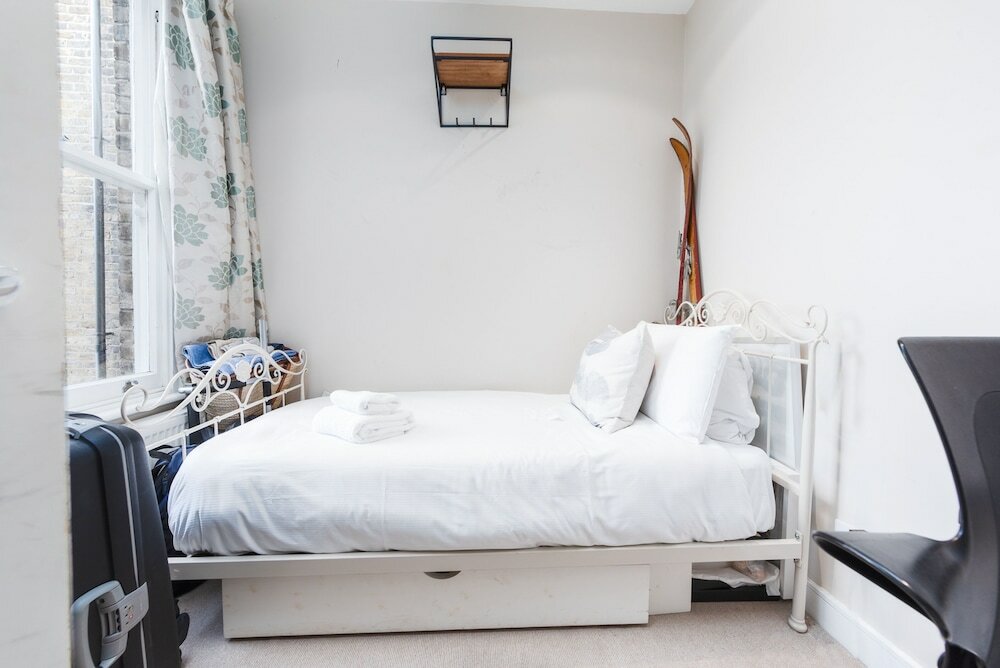 Фото Supreme Hampstead Home Next to Hampstead Heath by Underthedoormat