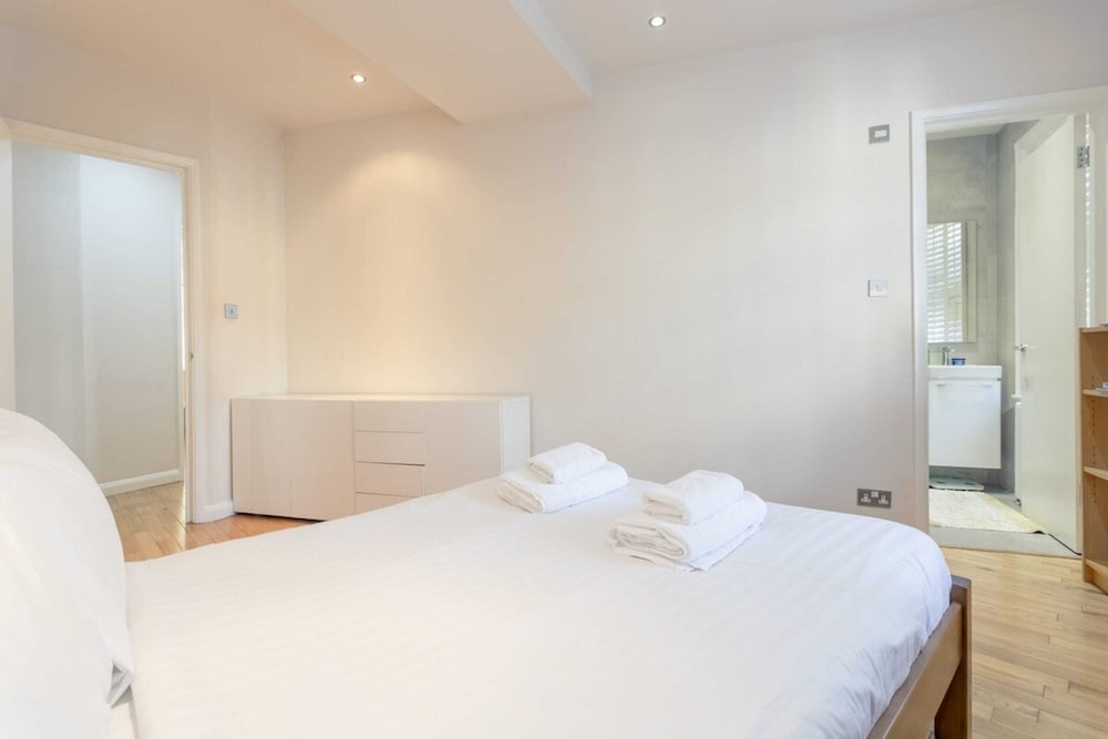 Фото Fantastic 2 Bedroom Apartment in Central London