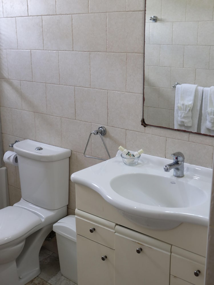 Фото Hibiscus 3-bed Suite at Sungold House Barbados