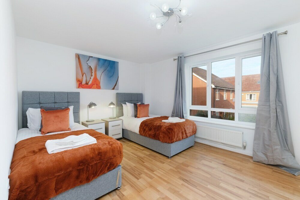 Фото Lindsey Serviced 4 Bedroom 2 Bath house