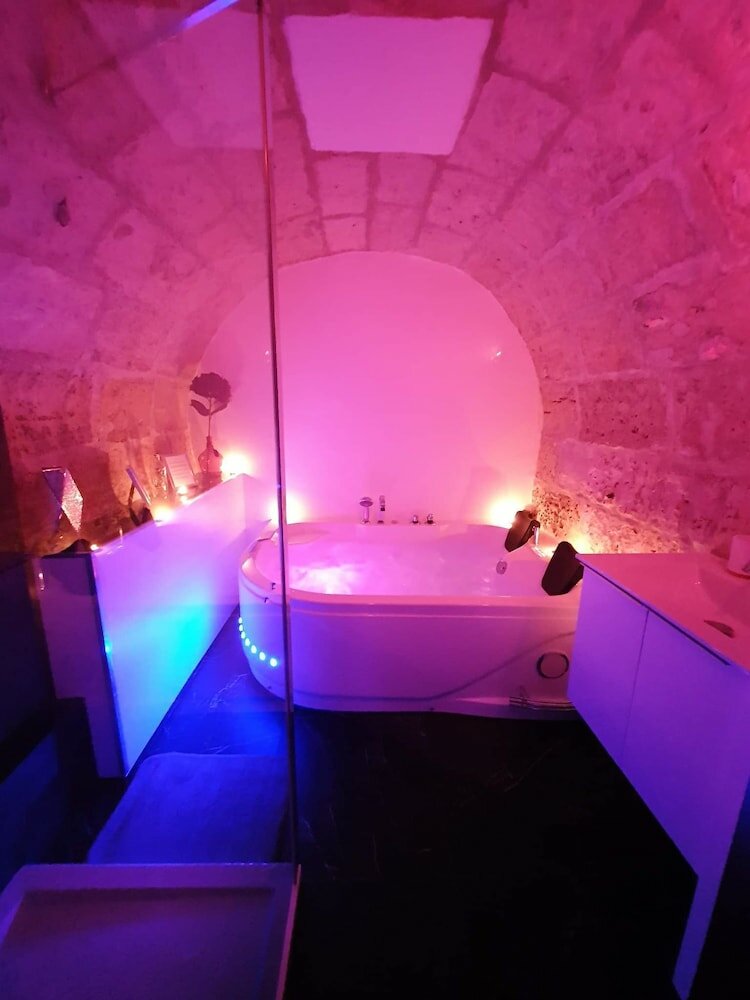 Фото La Forteresse Jacuzzi-Sauna