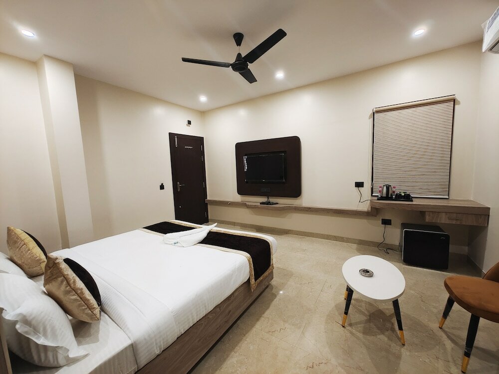 Фото Radha Residency by ShriGo Hotels
