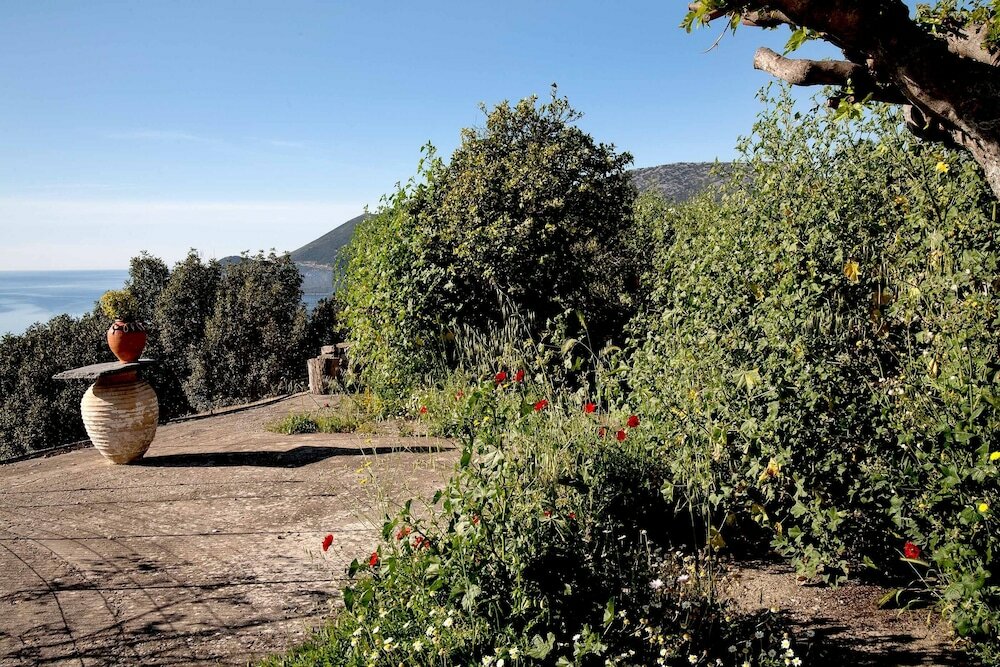 Фото Unique Hideaway with Serene Panoramic views