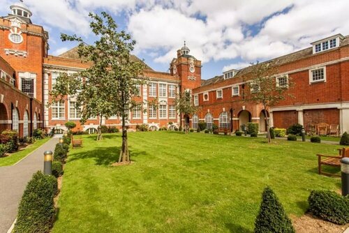 Chic Victorian Flat in Private Estate - Mile End!