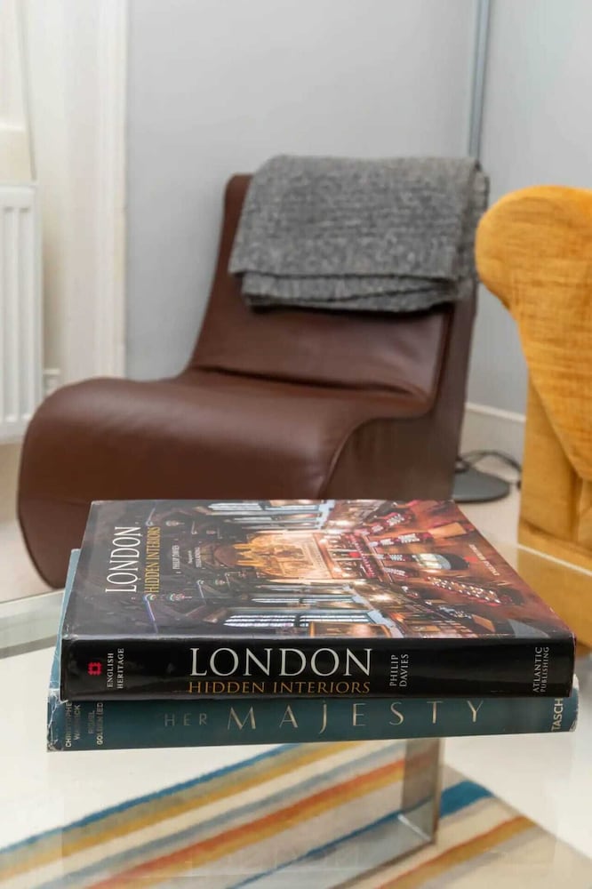 Фото 2 Bedroom 2 Bathroom Victorian Maisonette in Barbican