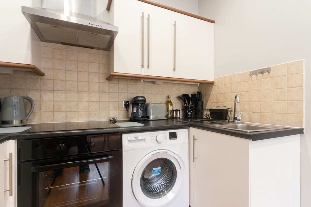 Фото Refurbished St. johns Hill Apartment