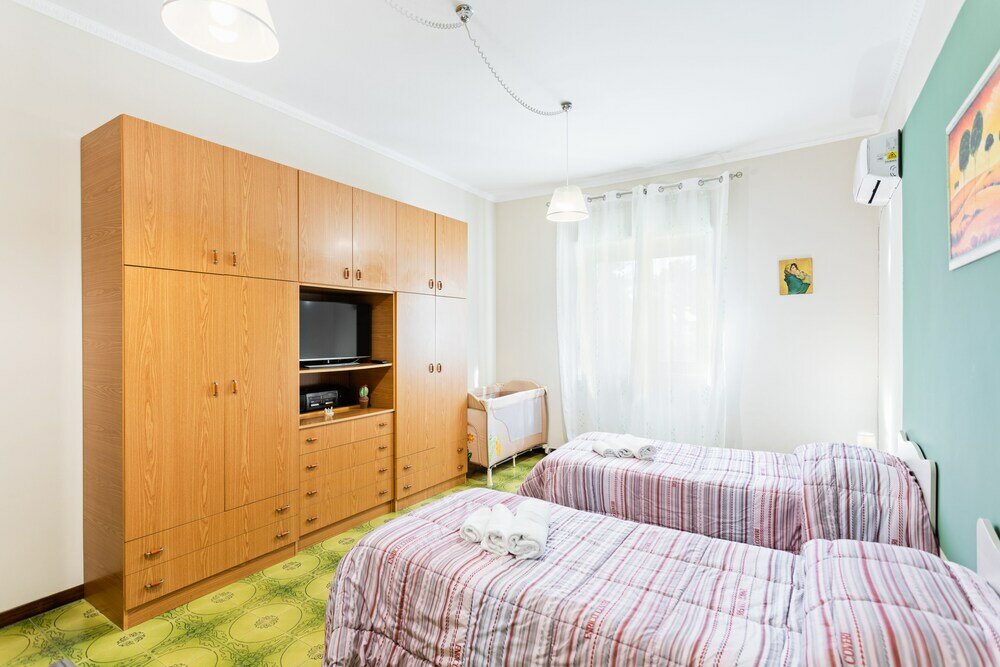 Фото Roomy And Bright Apartment With Balconies X6