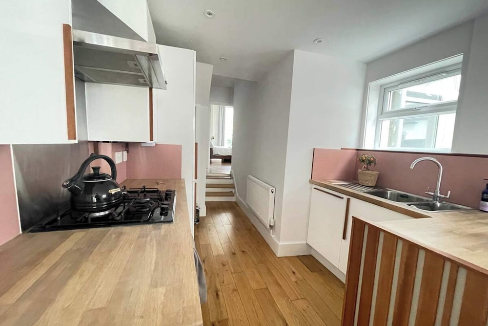 Фото Bright & Beautifully Decorated 1bd Flat - Brixton