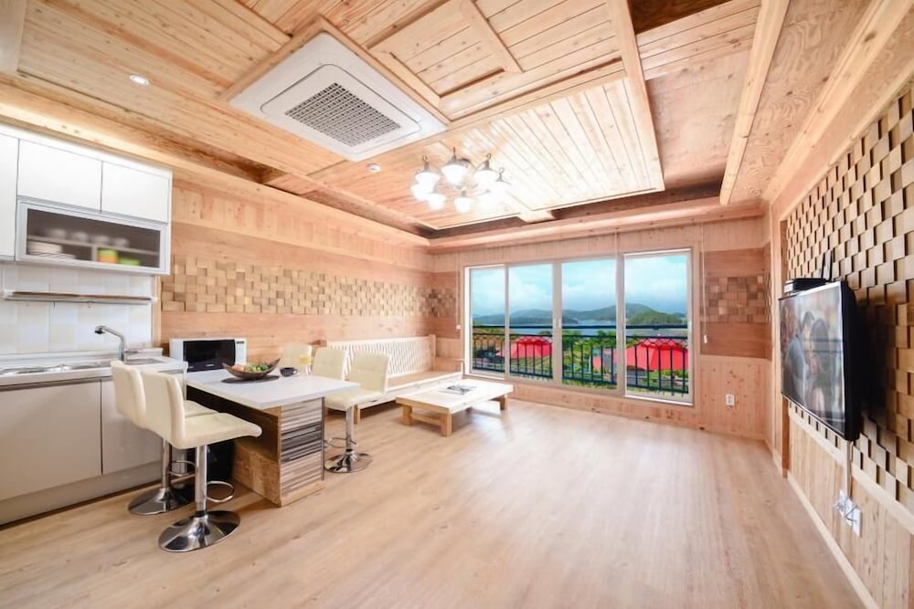 Фото Yeosu Sea and Starnight Pension